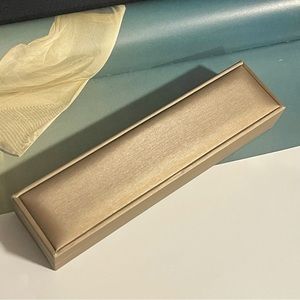 ✨Gorgeous Leather Necklace Storage Box